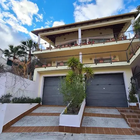 House In Hills With Views To The Sea *