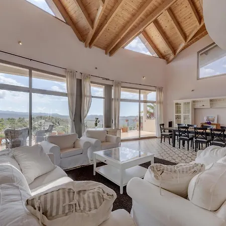 House In Hills With Views To The Sea *